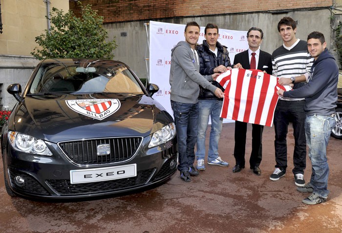 Các cầu thủ của CLB Athletic Bilbao với chiếc Seat Exeo